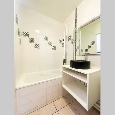 Appartement Romantique Avec Jacuzzi A Evry