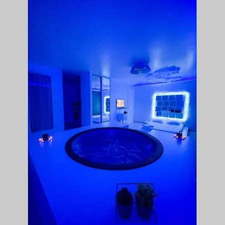 Lägenhet Appartement Romantique Avec Jacuzzi A Evry Courcouronnes